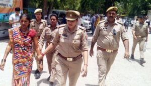 फतेहपुर(CNF)। भाईयों से आहत महिला ने डीएम कार्यालय के सामने आत्मदाह का किया प्रयास