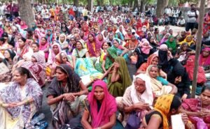 फतेहपुर(CNF)। बाइस महीनों से न्याय के लिए गरज रहे ठगी पीड़ित