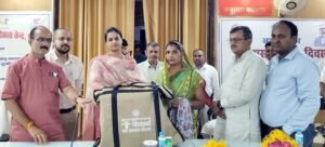 फतेहपुर(CNF)। एमएसएमई दिवस पर डीएम ने बांटे ऋण स्वीकृति चेक व टूल किट