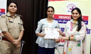 फतेहपुर(CNF)। खाकी के आंगन से निकले होनहारों का सम्मान, मेधावी बच्चों पर बरसे पुरस्कार