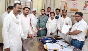 फतेहपुर(CNF)। ताजिया कमेटी ने अधिशाषी अभियंता विद्युत को सौंपा ज्ञापन