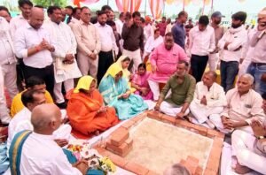 फतेहपुर(CNF)। 750 करोड़ की सीवर परियोजना के भूमि पूजन में फूटा जनप्रतिनिधियों का गुस्सा