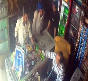 फतेहपुर(CNF)। कोल्ड ड्रिंक की दुकान से खुलेआम बिक रही शराब