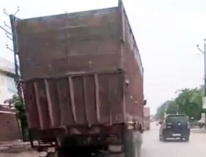 फतेहपुर(CNF)। ओवरलोड मौरंग वाहनों का खेल, नंबर प्लेट से छेड़छाड़ कर दे रहे चुनौती