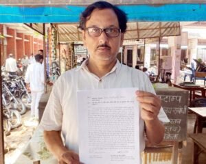 फतेहपुर(CNF)। दबंग ने सत्तर सालों से रह रहे परिवार को किया बेघर