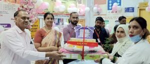फतेहपुर(CNF)। डीएम ने केक काटकर मनाया कन्या जन्मोत्सव