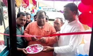 फतेहपुर(CNF)। दुबई लग्जरी कार्टन प्रतिष्ठान का भाजपा जिलाध्यक्ष ने किया उद्घाटन