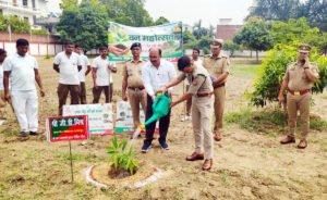फतेहपुर(CNF)। मां के नाम रोपा पौधा, हरियाली का दिया संदेश