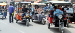फतेहपुर(CNF)। ज्वालागंज चौराहे पर ई-रिक्शों की मनमानी से रोजाना लगता जाम