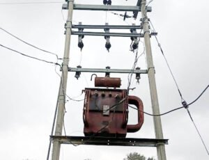 फतेहपुर(CNF)। बीस दिनों से दो सौ घर अंधेरे में, जले ट्रांसफॉर्मर से ग्रामीण बेहाल
