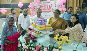 फतेहपुर(CNF)। राज्यमंत्री ने केक काटकर मनाया 75 नवजात बेटियों का जन्मोत्सव