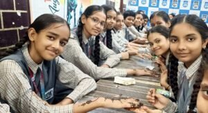 फतेहपुर(CNF)। राखी और मेहंदी प्रतियोगिता में दिखी छात्राओं की रचनात्मक प्रतिभा