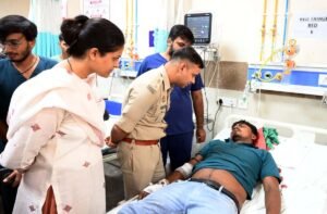 फतेहपुर(CNF)। सड़क हादसे में घायलों के बीच पहुंचे डीएम-एसपी, जाना दर्द