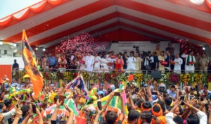 Yogi Adityanath ने Meerut में कांवड़ियों पर की पुष्प वर्षा, सुरक्षा बनाए रखने के निर्देश दिए
