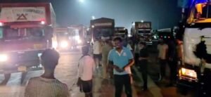 फतेहपुर(CNF)। चालान के विरोध में हाईवे पर ट्रक चालकों ने लगाया जाम