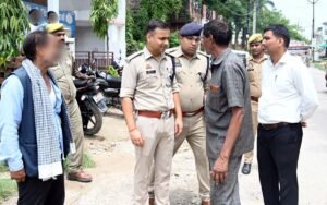 फतेहपुर(CNF)। शिक्षिका हत्याकाण्ड पर घटनास्थल पहुंचे पुलिस कप्तान