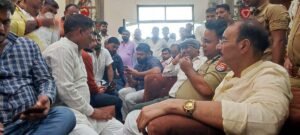फतेहपुर(CNF)। जन्मोत्सव के बाद आगे बढ़ने पर रोक, रिसार्ट में घंटों डटे रहे भाजपाई