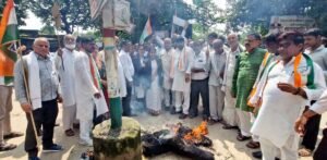 फतेहपुर(CNF)। चुनाव आयोग के खिलाफ कांग्रेस का प्रदर्शन, फूंका पुतला