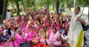 फतेहपुर(CNF)। मानदेय बढ़ाने को आंगनबाड़ी कार्यकत्रियों ने बुलंद की आवाज