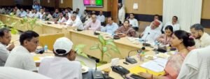 फतेहपुर(CNF)। पराली जलाने पर किसान के साथ लेखपाल पर भी गिरेगी कार्रवाई की गाज
