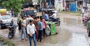 फतेहपुर(CNF)। बारिश में धंसी सड़कों ने बढ़ाई मुसीबत, गड्ढों में पलट रहे वाहन