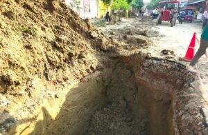फतेहपुर(CNF)। सीवर लाइन की खुदाई पर बड़ा सवाल: सड़कें खोदकर जिम्मेदार भूले सुरक्षा!
