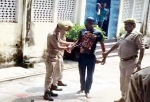 फतेहपुर(CNF)। न्याय की मांग करते-करते कलेक्ट्रेट पहुंचा युवक, खुद को नुकसान पहुंचाने की कोशिश