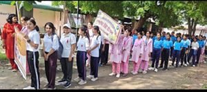 फतेहपुर(CNF)। वृद्धजनों के बीच पहुंचीं डीएम, जाना हाल-चाल