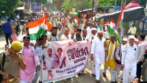 फतेहपुर(CNF)। कलेक्ट्रेट तक गरजी कांग्रेस, ‘वोट चोर गद्दी छोड़’ के नारों से गूंजा शहर