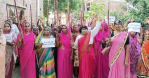 फतेहपुर(CNF)। महिला उत्पीड़न के खिलाफ गुलाबी गैंग का प्रदर्शन, ज्ञानेश कुमार के इस्तीफे की मांग