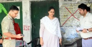 फतेहपुर(CNF)। मतदाता सूची के पुनरीक्षण में तेजी लाने के निर्देश, बूथों पर पहुंचीं डीएम