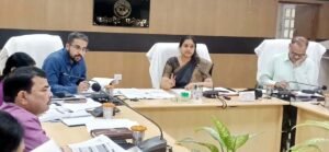 फतेहपुर(CNF)। विकास योजनाओं में ढिलाई पर डीएम की कार्रवाई, दो अधिकारियों का वेतन रोकने के निर्देश