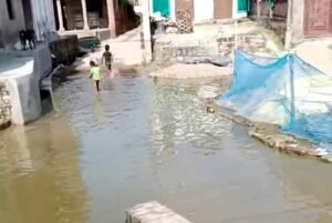 फतेहपुर(CNF)। तालाब उफना तो छिवलहा के घर बने टापू, रास्तों पर पानी का कब्जा