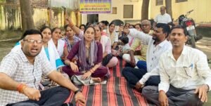 फतेहपुर(CNF)। समान काम, समान वेतन को लेकर एनएचएम कर्मियों का आंदोलन तेज