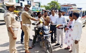 फतेहपुर(CNF)। सड़क पर सावधानी ही सुरक्षा की पहली सीढ़ी, व्यापारियों ने बांटे जागरूकता पर्चे