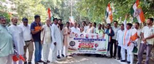फतेहपुर(CNF)। महापुरुषों को नमन कर कांग्रेसियों ने निकाला विरोध मार्च