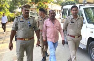 फतेहपुर(CNF)। कार्रवाई की मांग पूरी न होने पर विकास भवन में आत्मदाह की कोशिश