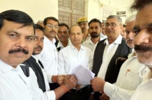 फतेहपुर(CNF)। न्यायमूर्ति के खिलाफ लामबंद हुए अधिवक्ता, कार्रवाई की मांग
