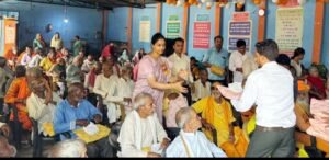 फतेहपुर(CNF)। वृद्धजनों के बीच पहुंचीं डीएम, जाना हाल-चाल