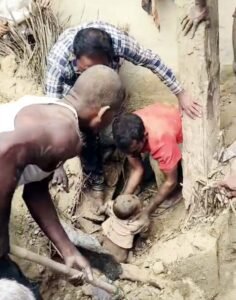 फतेहपुर(CNF)। बंदरों की उछलकूद बनी हादसे की वजह, कच्चा मकान ढहा