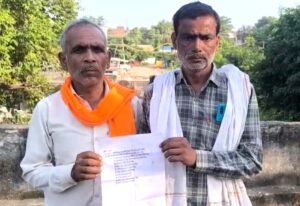 फतेहपुर(CNF)। पांच लाख रुपये और दुकान मांगने का पूर्व प्रधान पर आरोप
