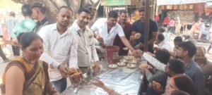 फतेहपुर(CNF)। ताम्बेश्वर मंदिर में भंडारा, समाजसेवी का मनाया जन्मदिन