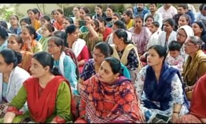फतेहपुर(CNF)। नियमितीकरण की मांग पर लामबंद हुए एनएचएम कर्मी, सीएमओ कार्यालय में गूंजा विरोध