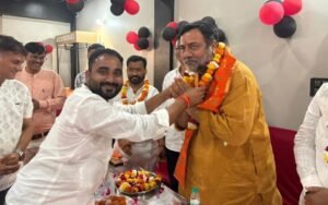 फतेहपुर(CNF)। फतेहपुर में खुला रिवोल्ट इलेक्ट्रिक बाइक शोरूम, पूर्व विधायक विक्रम सिंह ने किया शुभारंभ
